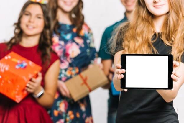 How to Create Meaningful Digital Group Cards for Birthdays, Work, and Events