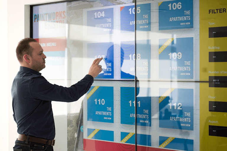 How Interactive Display Networks Improve Customer Experience